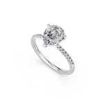 Peervormige solitaire verlovingsring met pavé band · 2.5 ct.