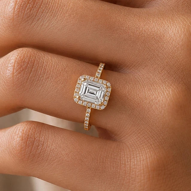 Smaragd geslepen halo verlovingsring · 2.0 ct.