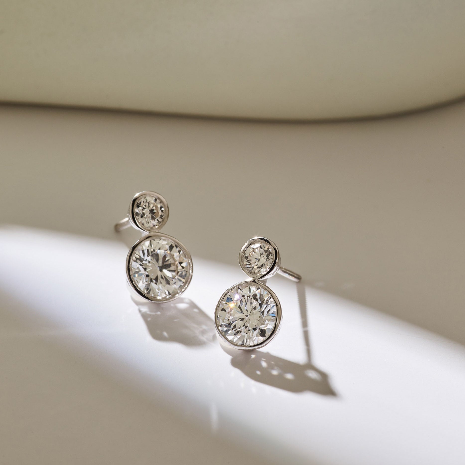 Bezel duo oorbellen · 2.3 ct.