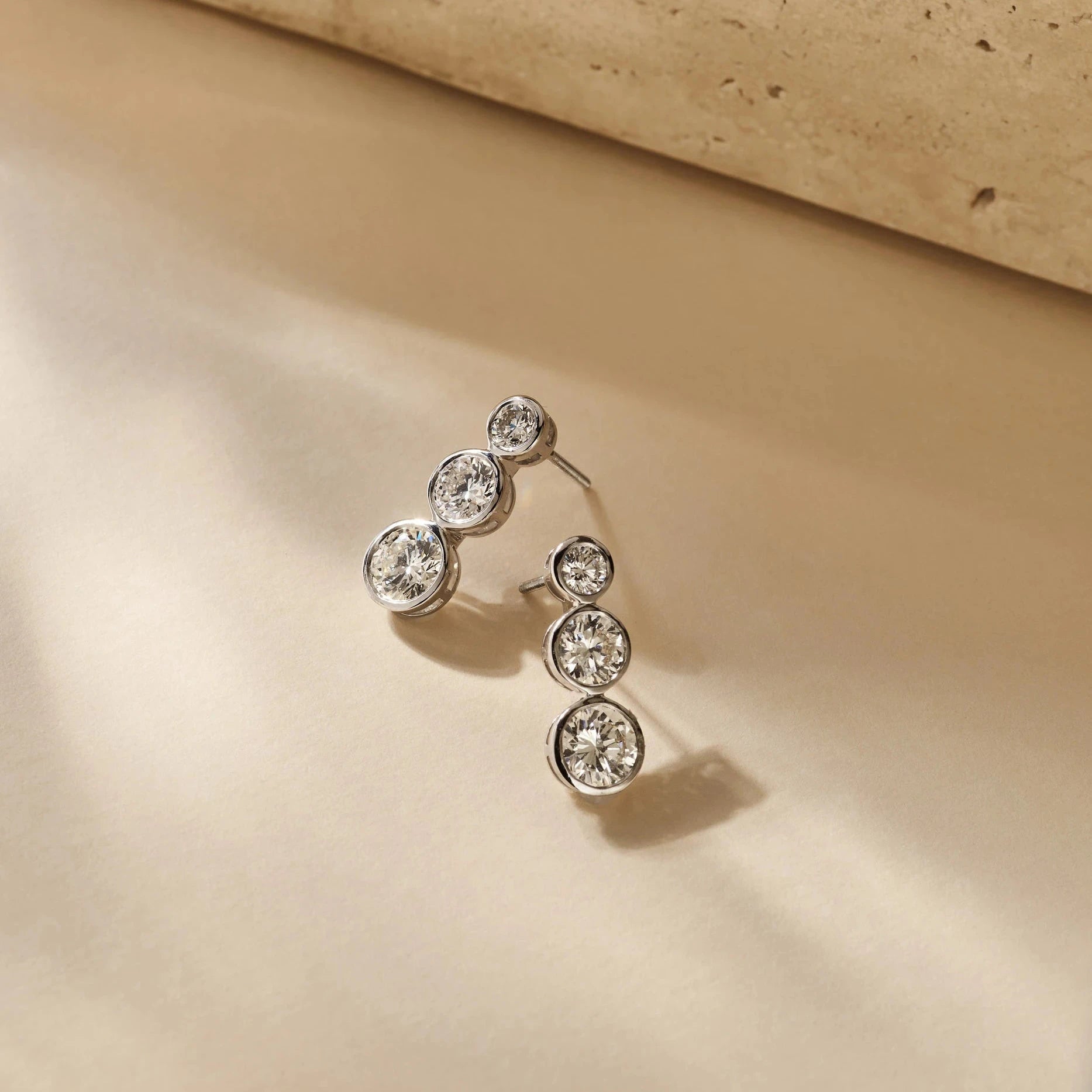 Bezel trio oorbellen· 2.5 ct.