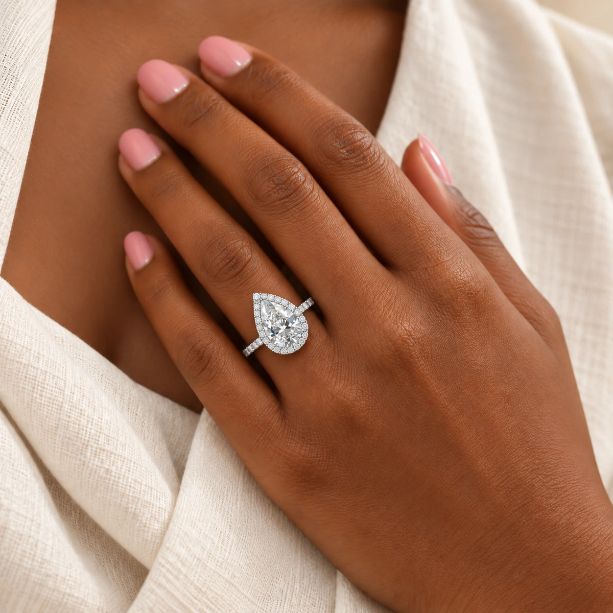 Peervormige halo verlovingsring met pavé band · 2.0 ct.