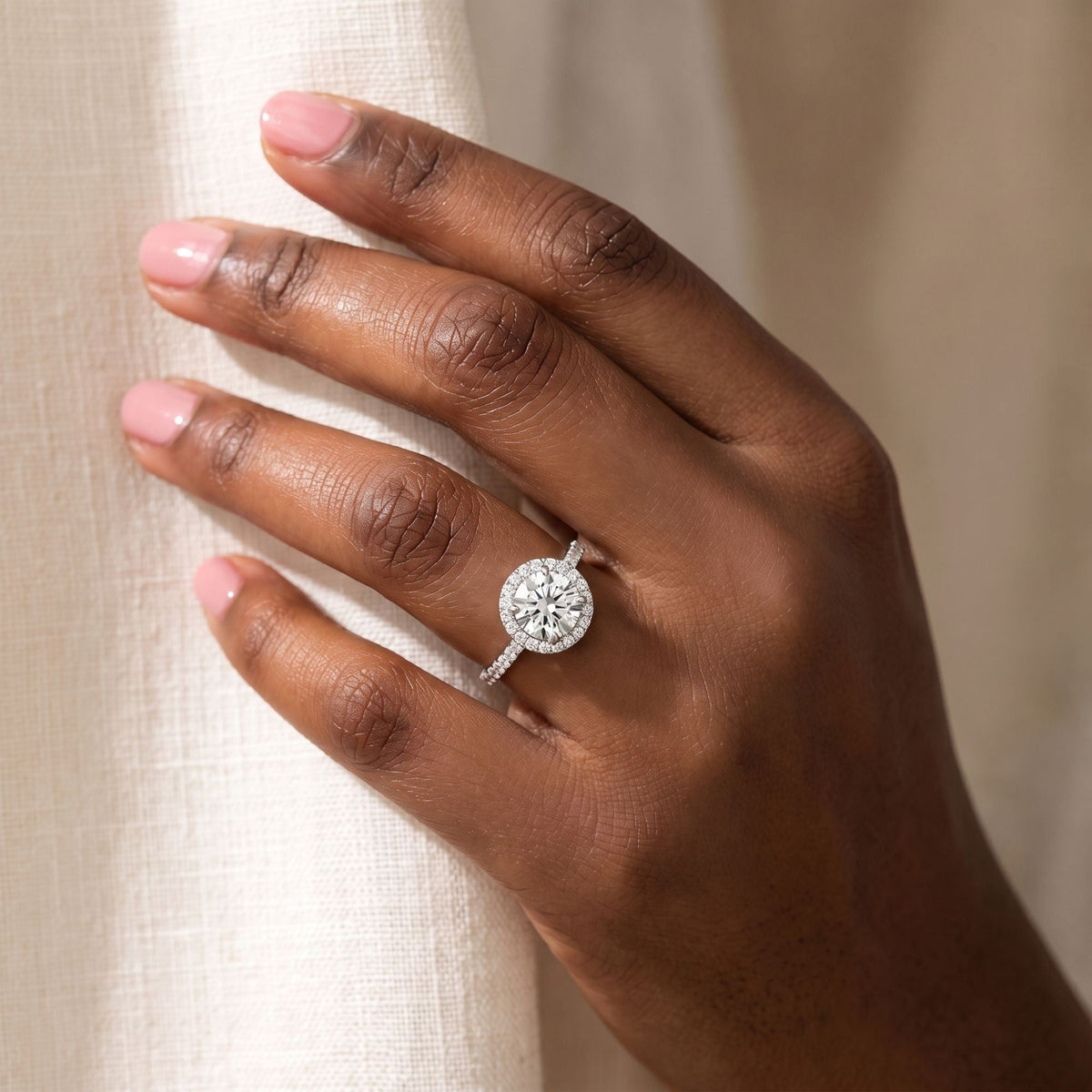 Ronde halo verlovingsring met pavé band 1.5 ct in 14k witgoud om de hand
