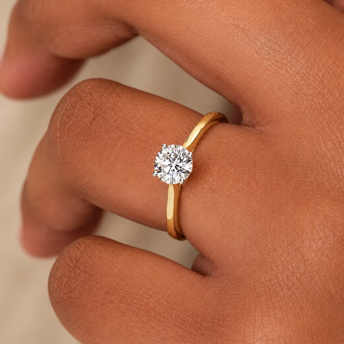 Ronde solitaire verlovingsring 0.5 ct in 14k geelgoud aan de hand, op ware grootte (steen 5,2 mm)