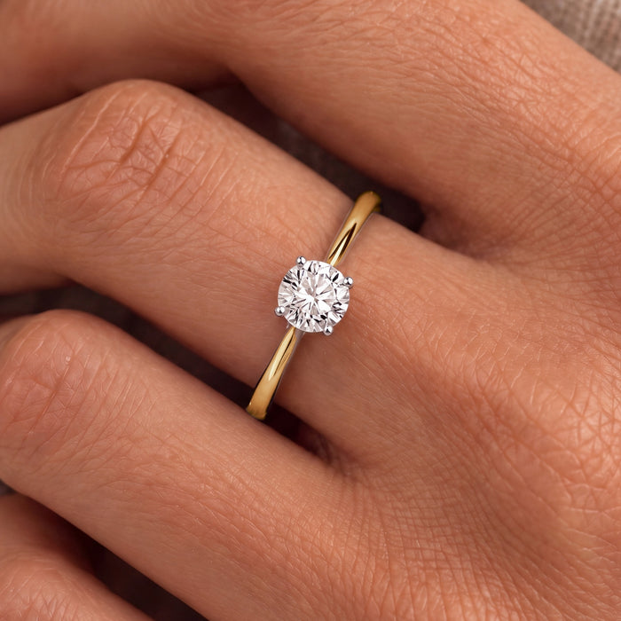 Ronde solitaire verlovingsring 0.5 ct in 14k geelgoud aan de hand, op ware grootte (steen 5,2 mm)