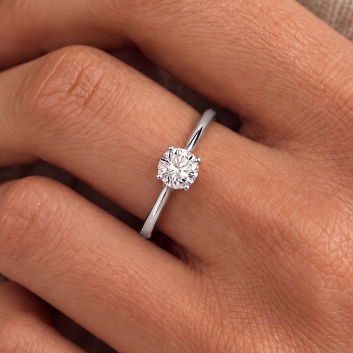 Ronde solitaire verlovingsring 0.5 ct in 14k witgoud aan de hand, op ware grootte (steen 5,2 mm)