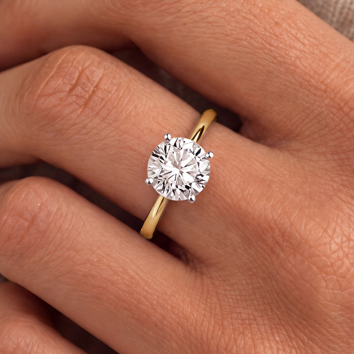 Ronde solitaire verlovingsring 2.0 ct in 14k geelgoud aan de hand, op ware grootte (steen 8,1 mm)