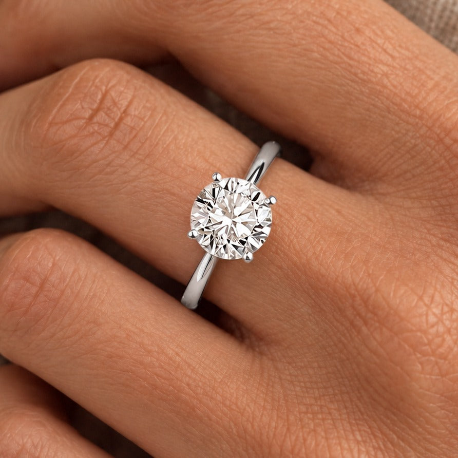 Ronde solitaire verlovingsring 2.0 ct in 14k witgoud aan de hand, op ware grootte (steen 8,1 mm)
