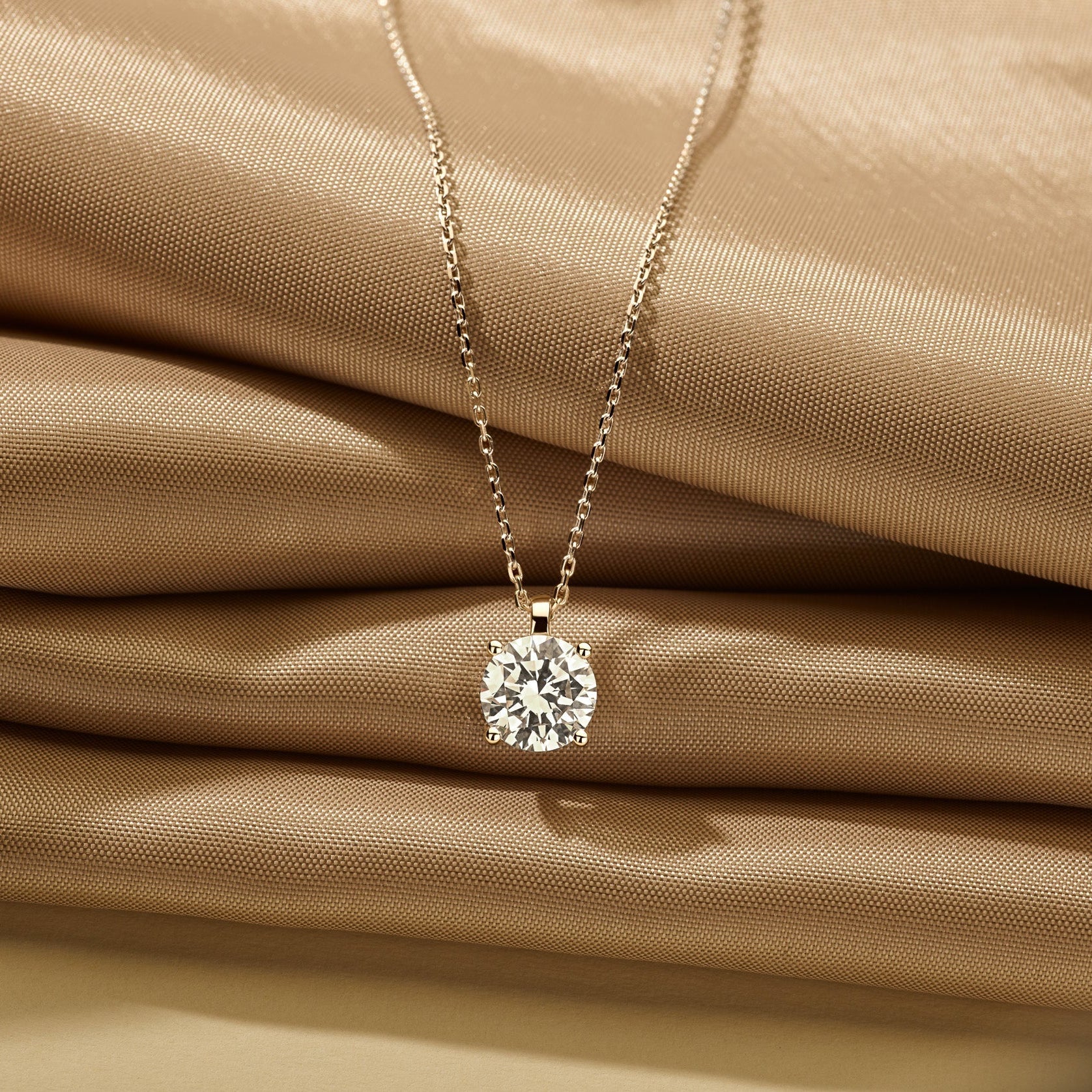 Louen diamonds ketting 14k goud met solitaire diamant lab grown op zachte ondergrond sfeer