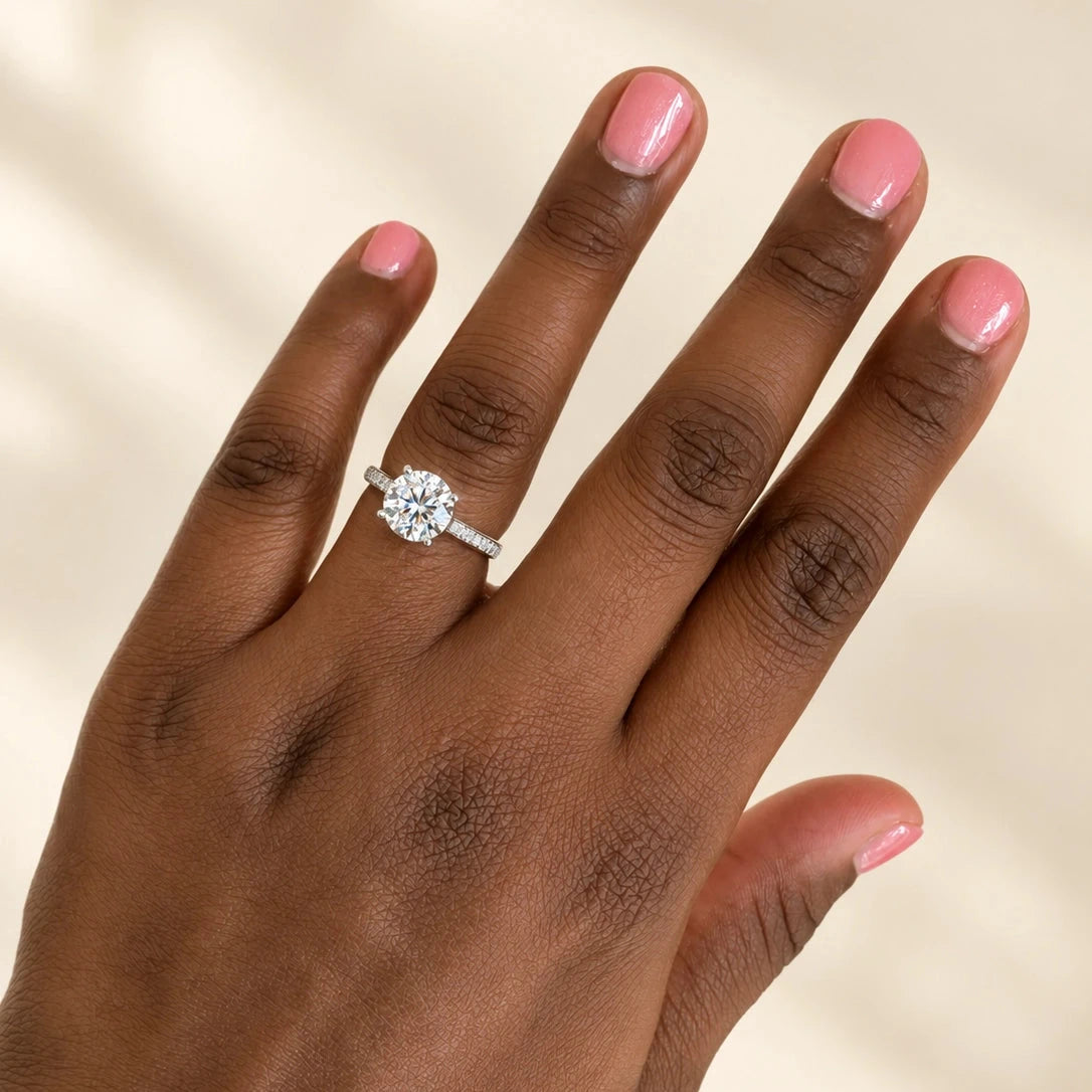 Ronde solitaire verlovingsring met pavé band · 2.0 ct.