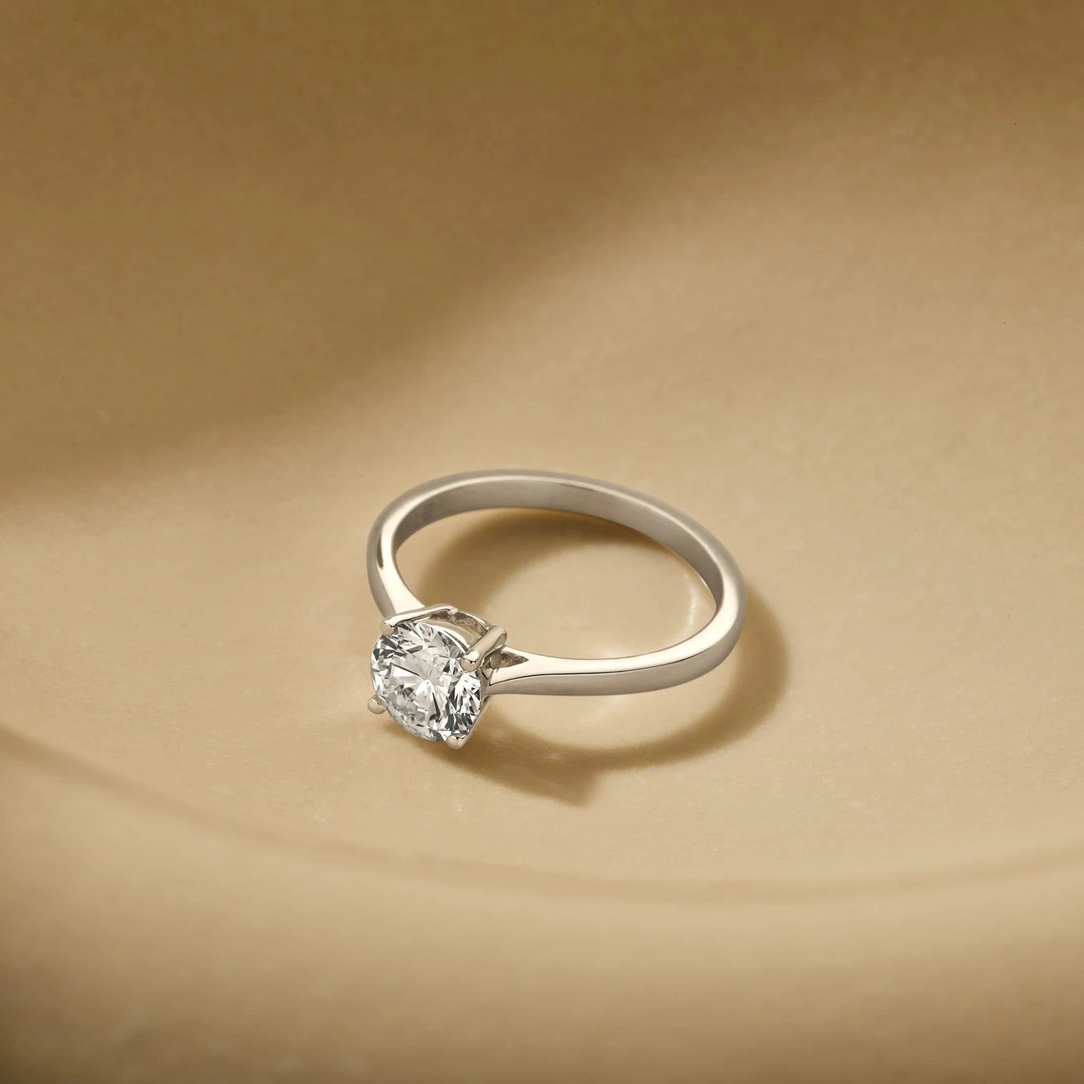 Louen Diamonds solitaire ring 14k witgoud met 1.0ct diamant in totaal als sfeerbeeld op zachte achtergrond