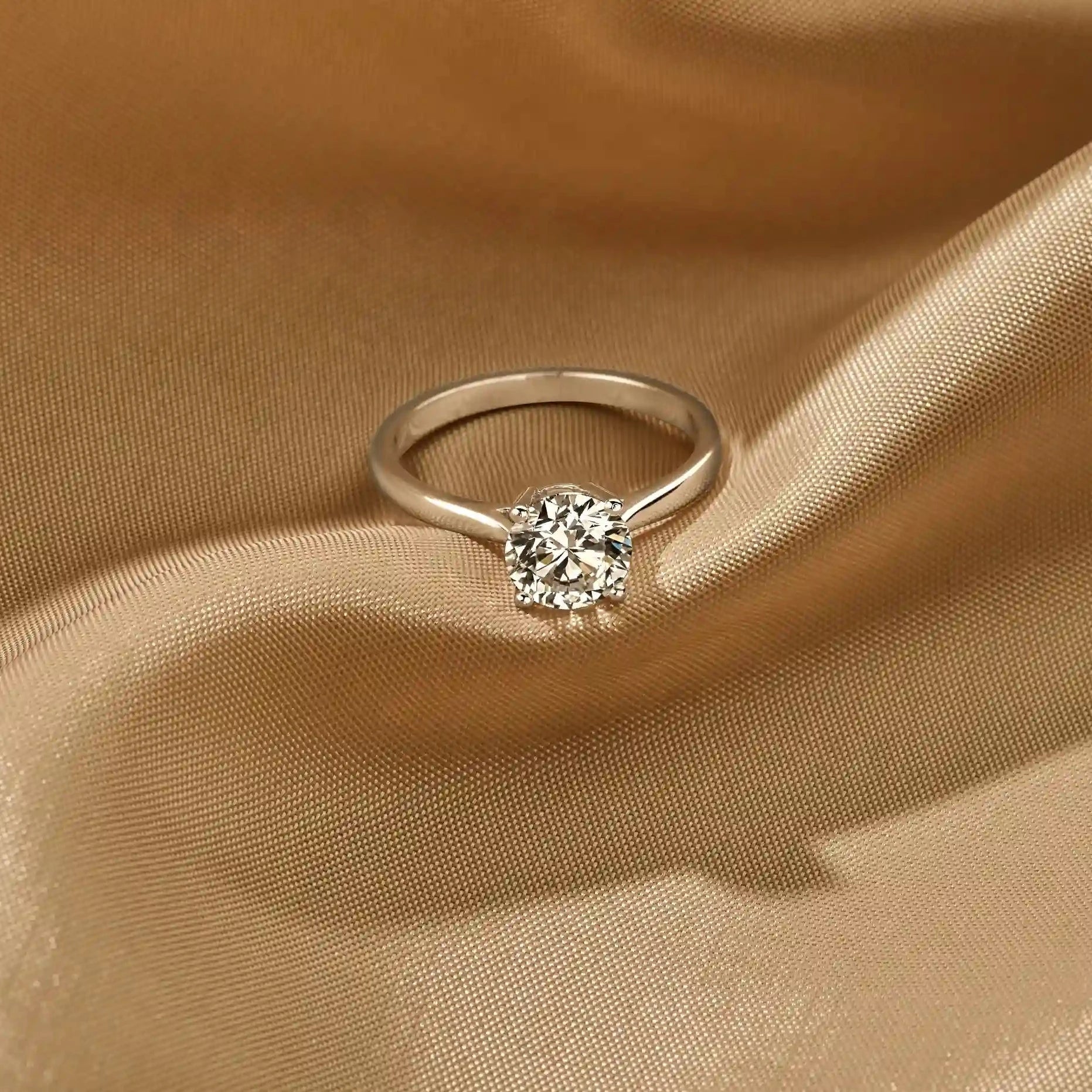 Louen Diamonds solitaire ring 14k witgoud met 1.5ct diamant in totaal als sfeerbeeld op zachte achtergrond