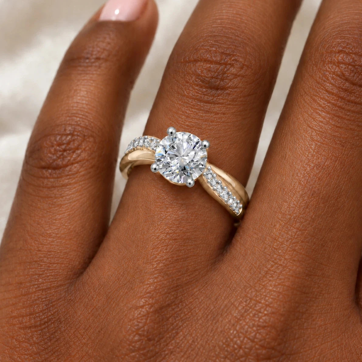 Ronde solitaire verlovingsring met pavé band · 2.0 ct.
