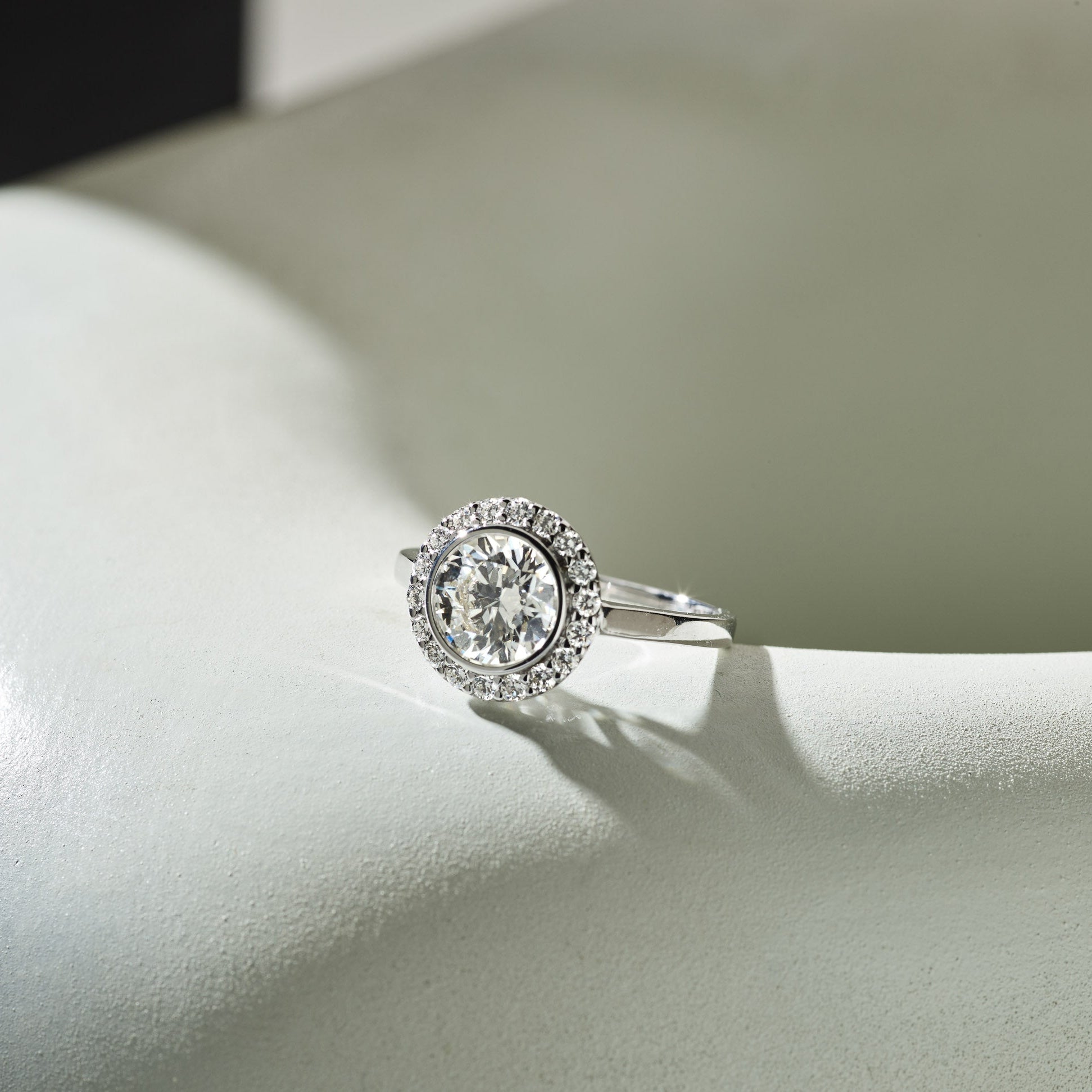 Ronde halo verlovingsring · 1.5 ct.