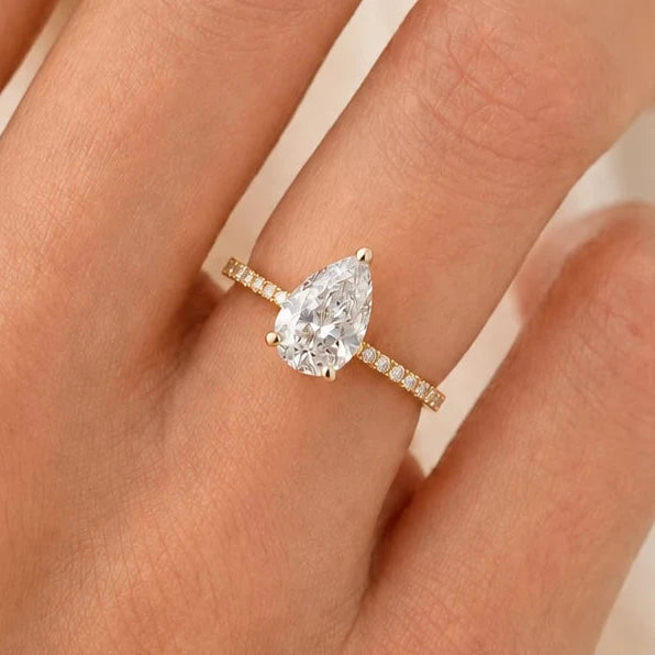 Peervormige solitaire verlovingsring met pavé band · 2.5 ct.