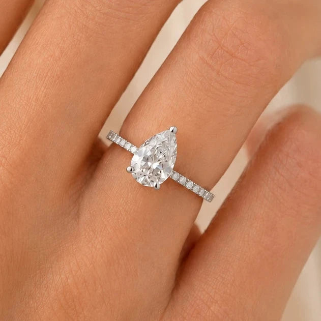 Peervormige solitaire verlovingsring met pavé band · 2.5 ct.