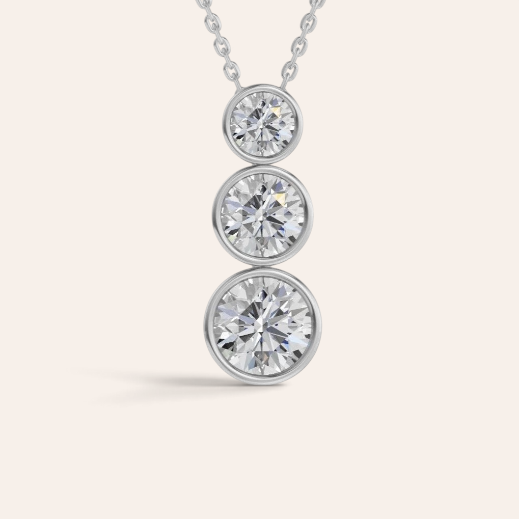 Louèn Diamonds bezel trio collier in 14k witgoud met drie lab-grown diamanten van 2.0 ct in een moderne zetting.