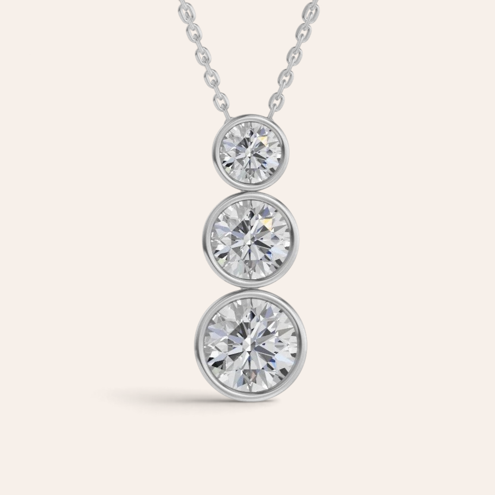 Louèn Diamonds bezel trio collier in 14k witgoud met drie lab-grown diamanten van 2.5 ct in een moderne zetting.