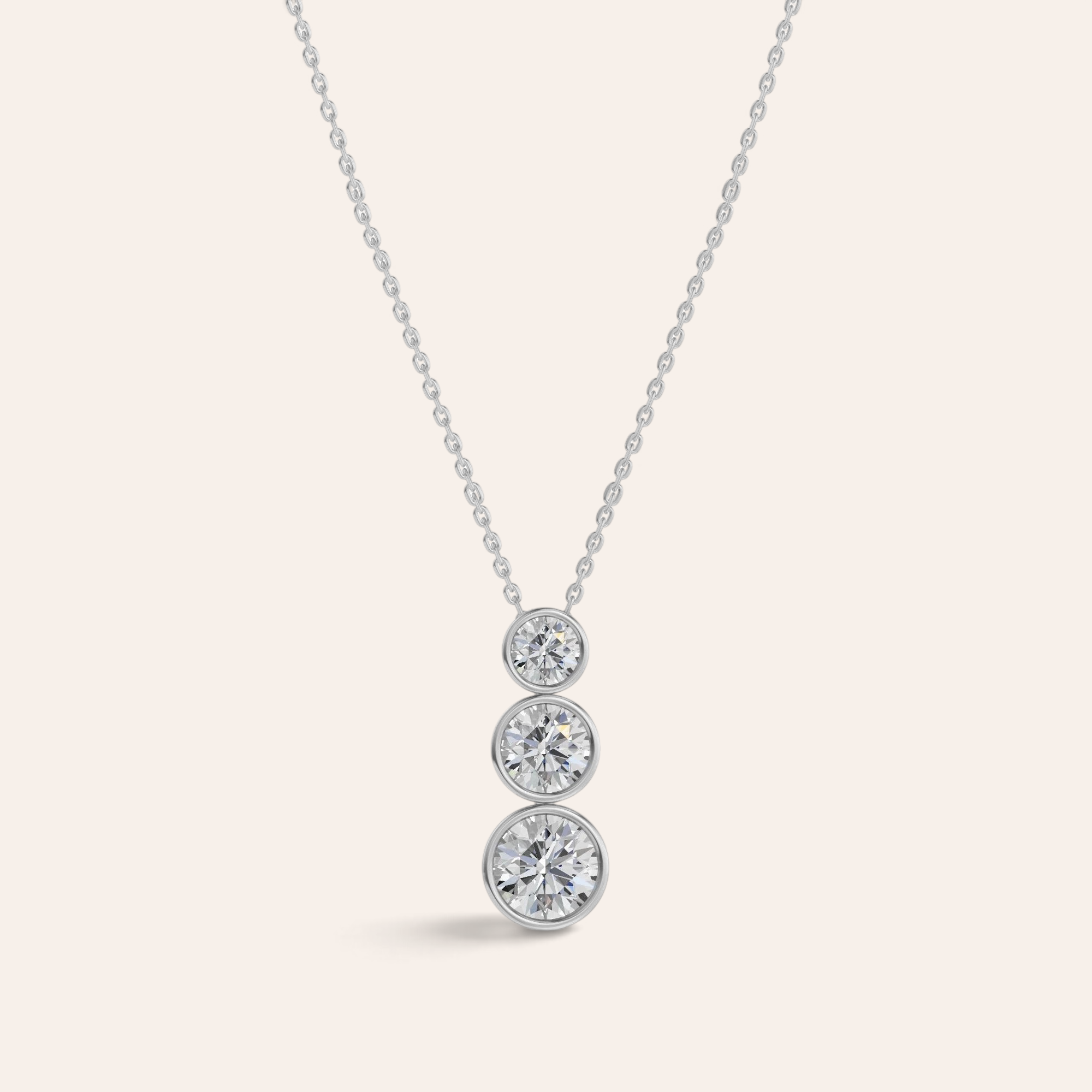 Louèn Diamonds bezel trio collier in 14k witgoud met drie lab-grown diamanten van 2.5 ct in een moderne zetting.