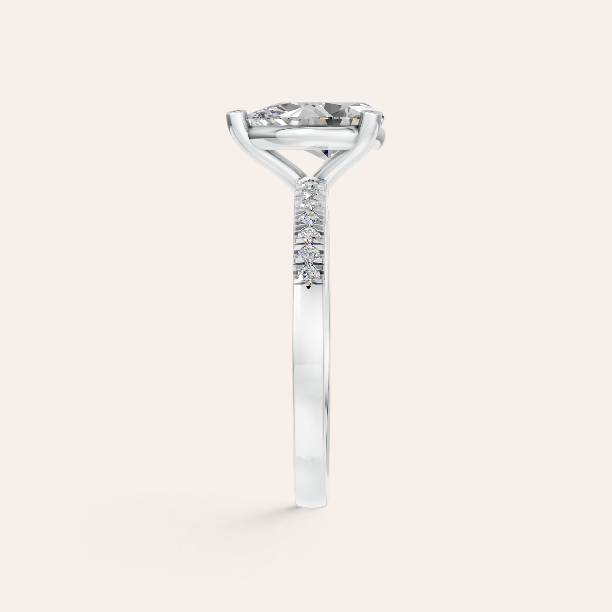 Louèn Diamonds solitaire verlovingsring met peervormige diamant en pavé gezette 14k witgouden band, zijaanzicht.
