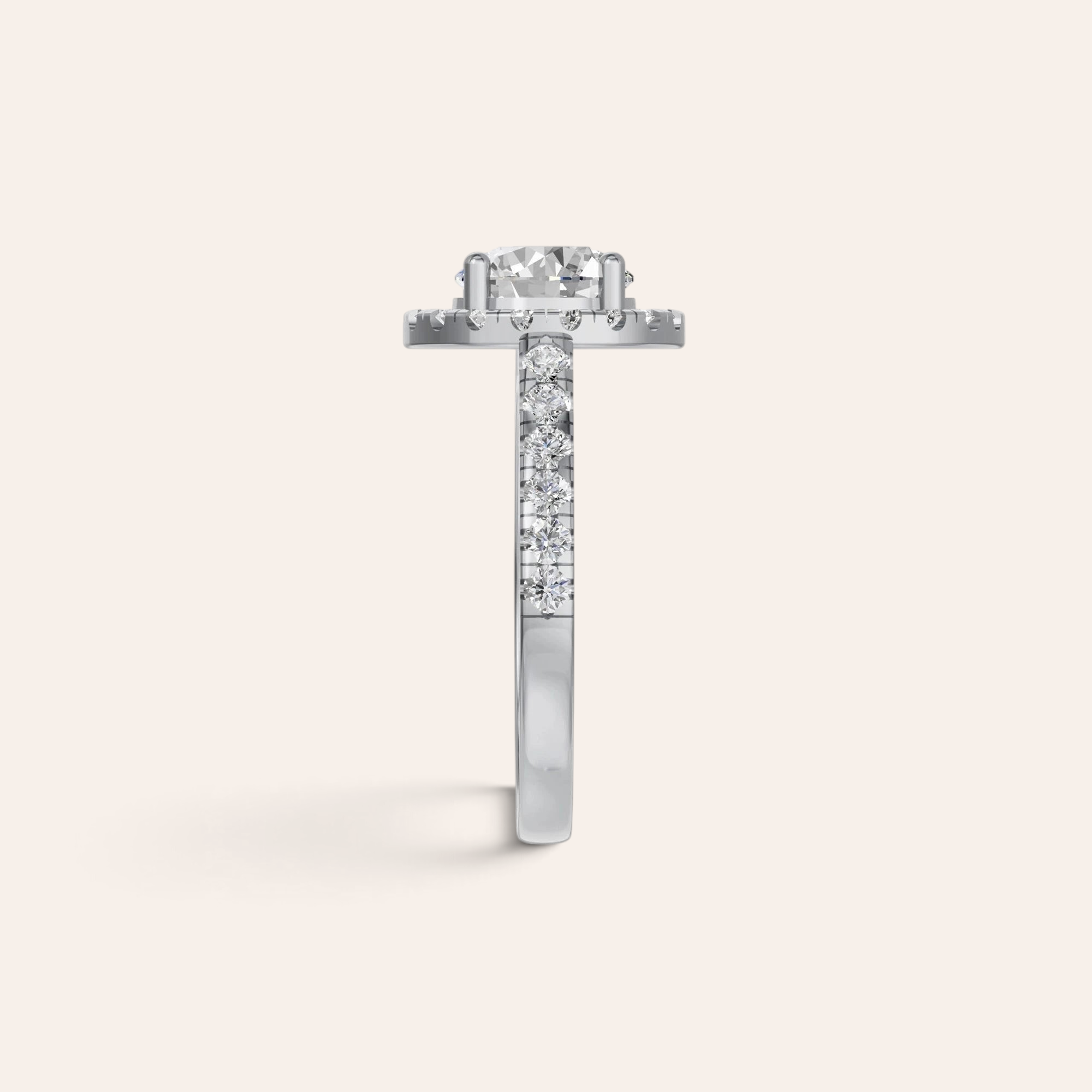 Louèn Diamonds ronde halo verlovingsring van witgoud met 1.5 karaat diamant en pavé gezette band, zijaanzicht.