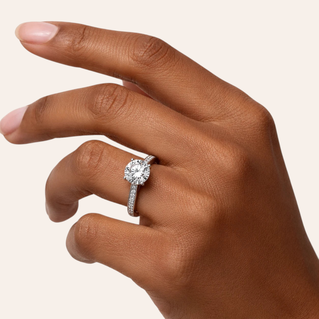 Louèn Diamonds ronde solitaire verlovingsring met 2.0 karaat lab-grown diamant en pavé gezette band in 14 karaat goud
