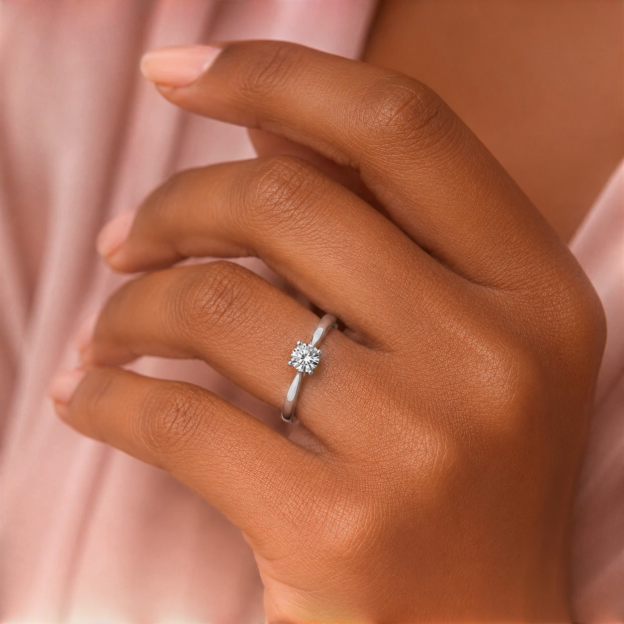 Louèn Diamonds solitaire verlovingsring van 14k witgoud met een ronde 0,5 karaat diamant om een elegante vinger.