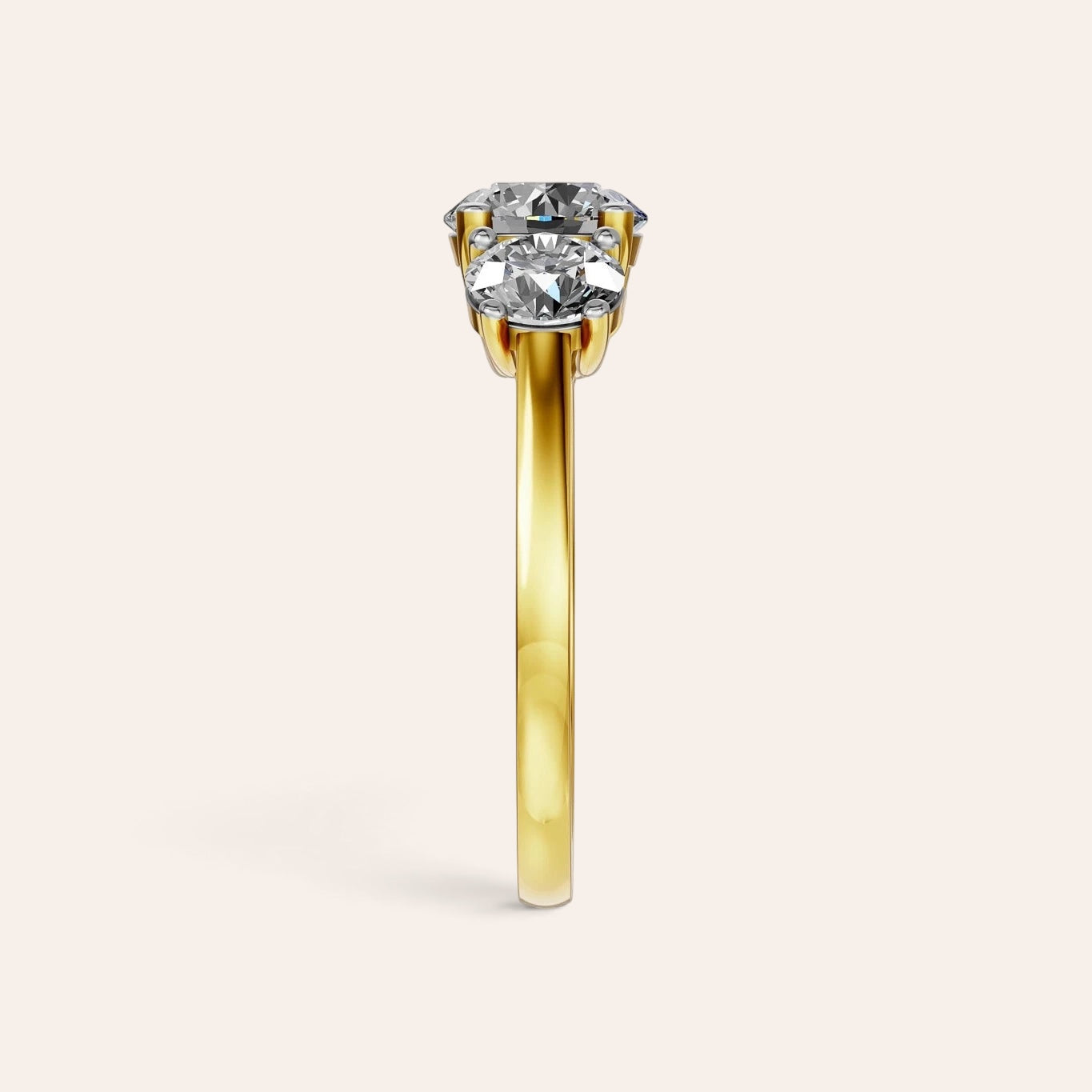 Louèn Diamonds trilogie verlovingsring van 14k geelgoud met drie ronde lab-grown diamanten, zijaanzicht.