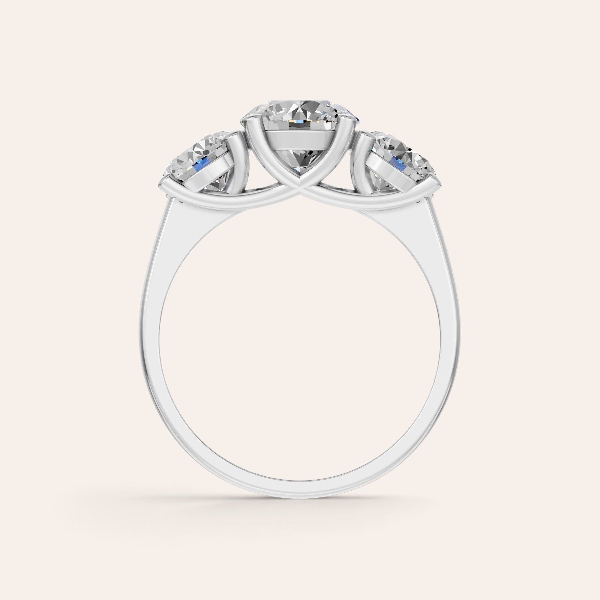 Louèn Diamonds trilogie verlovingsring van 14k witgoud met drie ronde lab-grown diamanten van 3.0 ct in zijaanzicht.