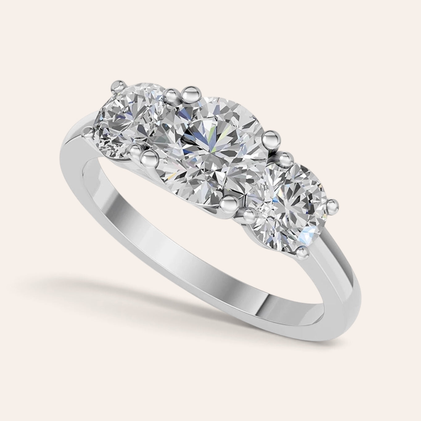 Louèn Diamonds trilogie verlovingsring met drie ronde diamanten in 14k witgoud op een lichte achtergrond.