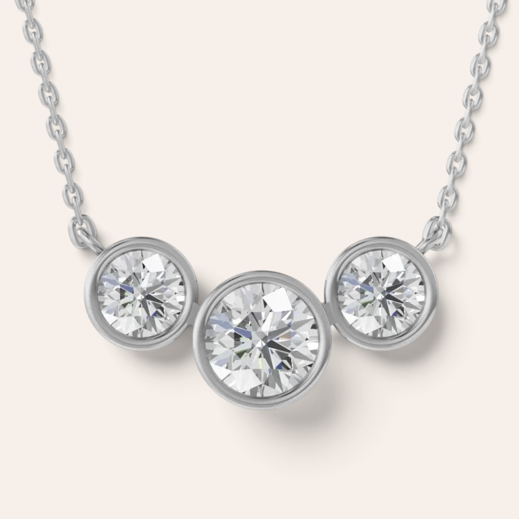 Louèn Diamonds horizontaal collier in 14k witgoud met drie bezel gezette lab-grown diamanten van 2.5 ct totaal.