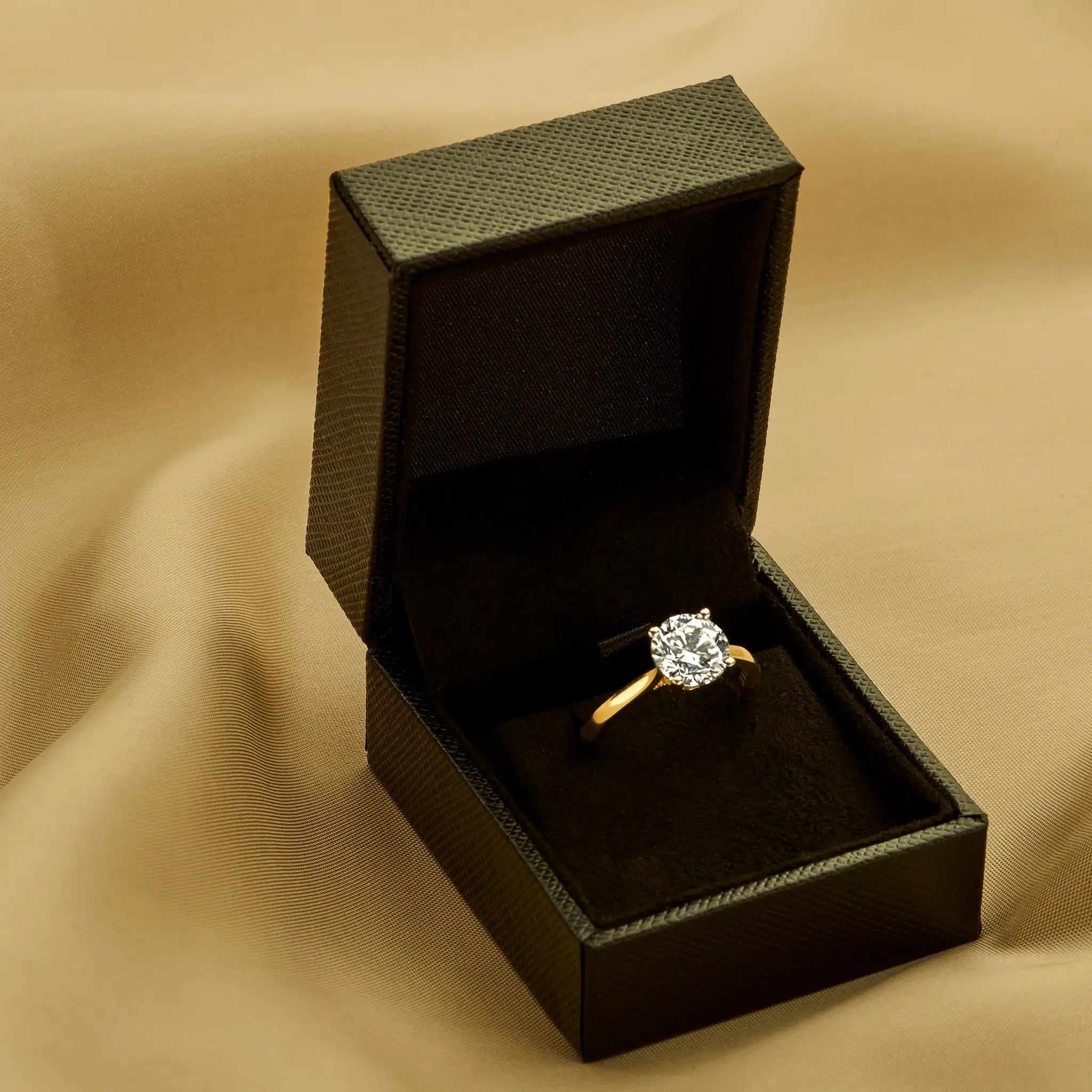 Ronde halo verlovingsring met pavé band · 1.5 ct.