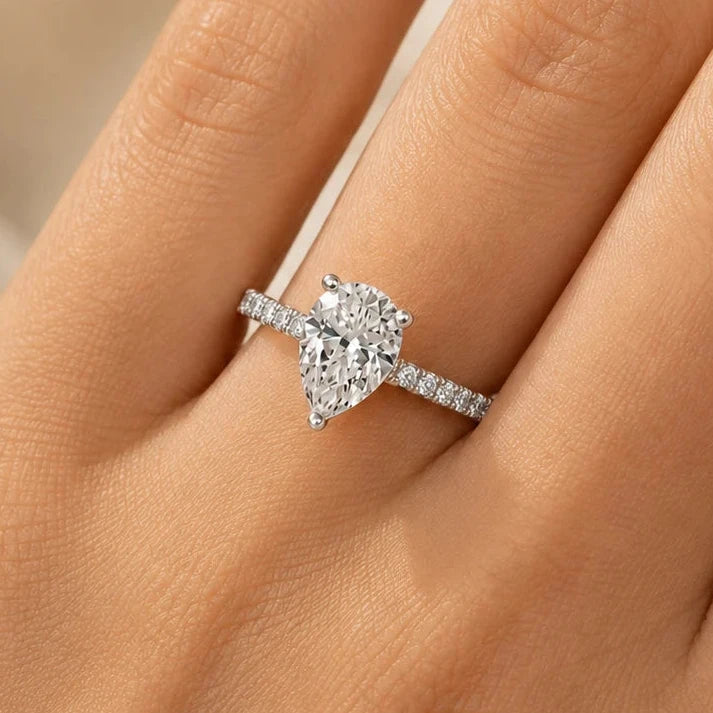 Peervormige solitaire verlovingsring met pavé band · 2.0 ct.