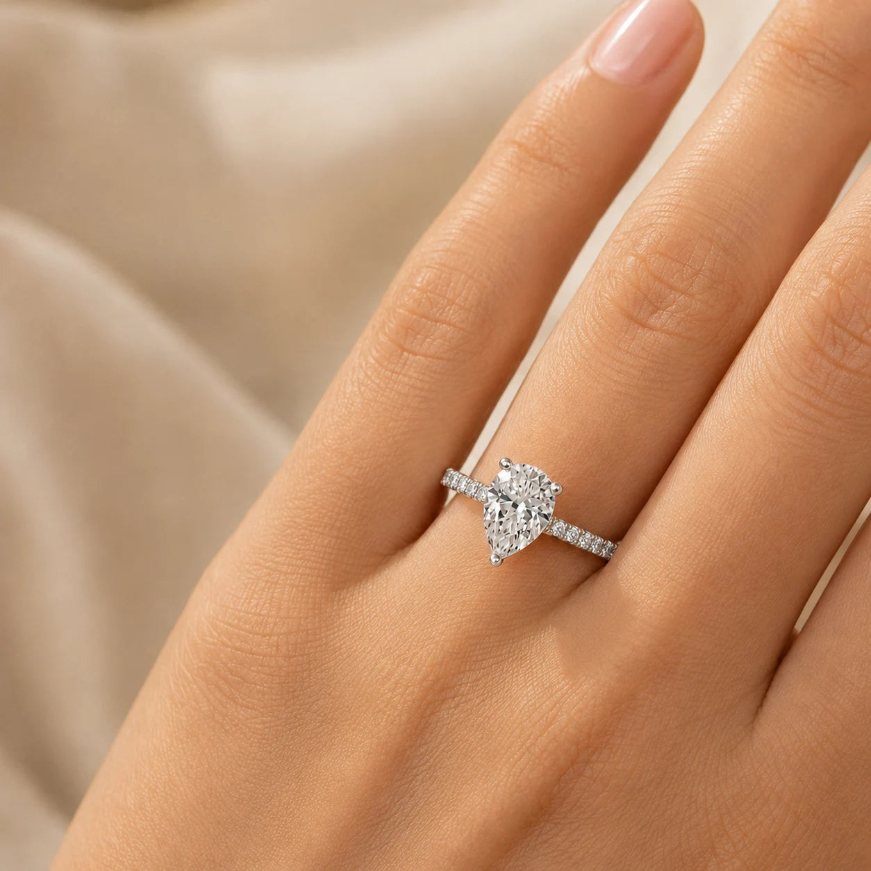 Peervormige solitaire verlovingsring met pavé band · 2.0 ct.
