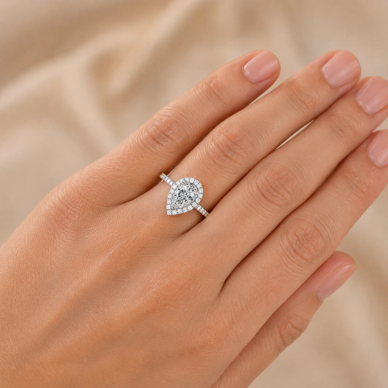 Peervormige halo verlovingsring met pavé band · 2.0 ct.