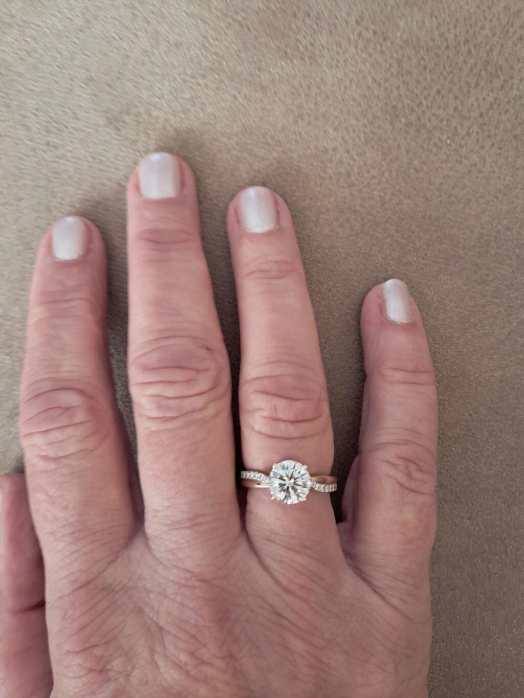 Klantfoto van Gerie met haar diamanten ring
