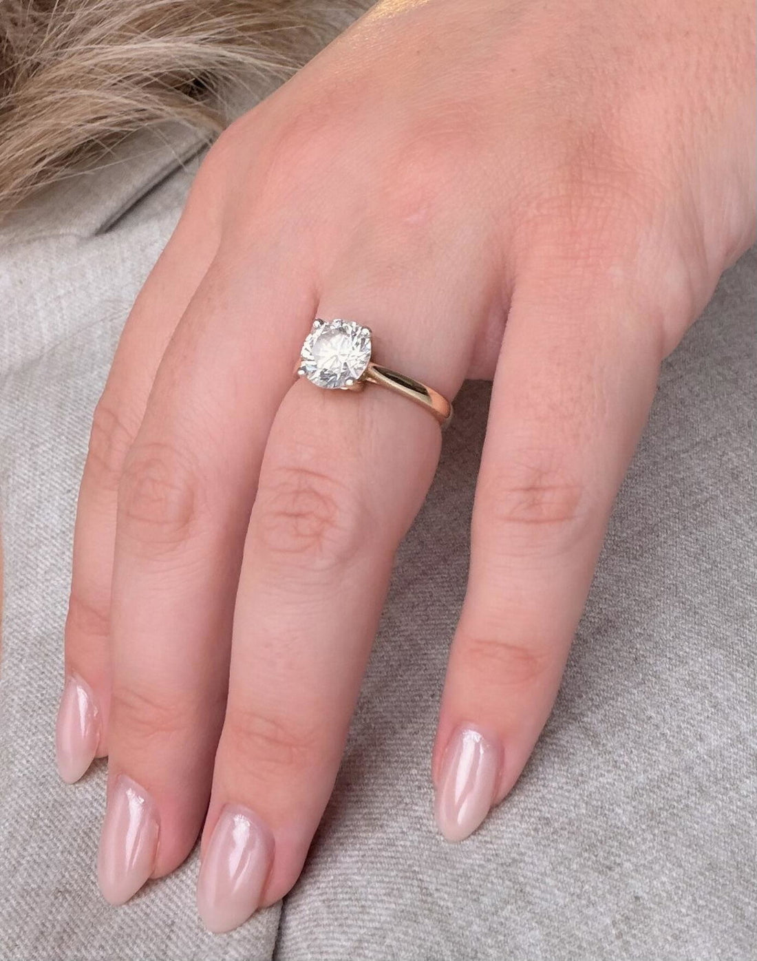 Klantfoto van Gerlinde met haar solitaire verlovingsring