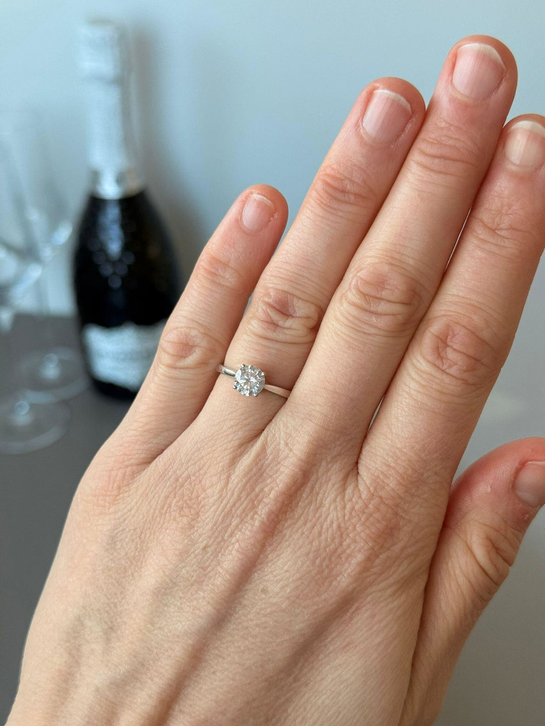 Klantfoto bij de review van Justin: solitaire verlovingsring aan de hand