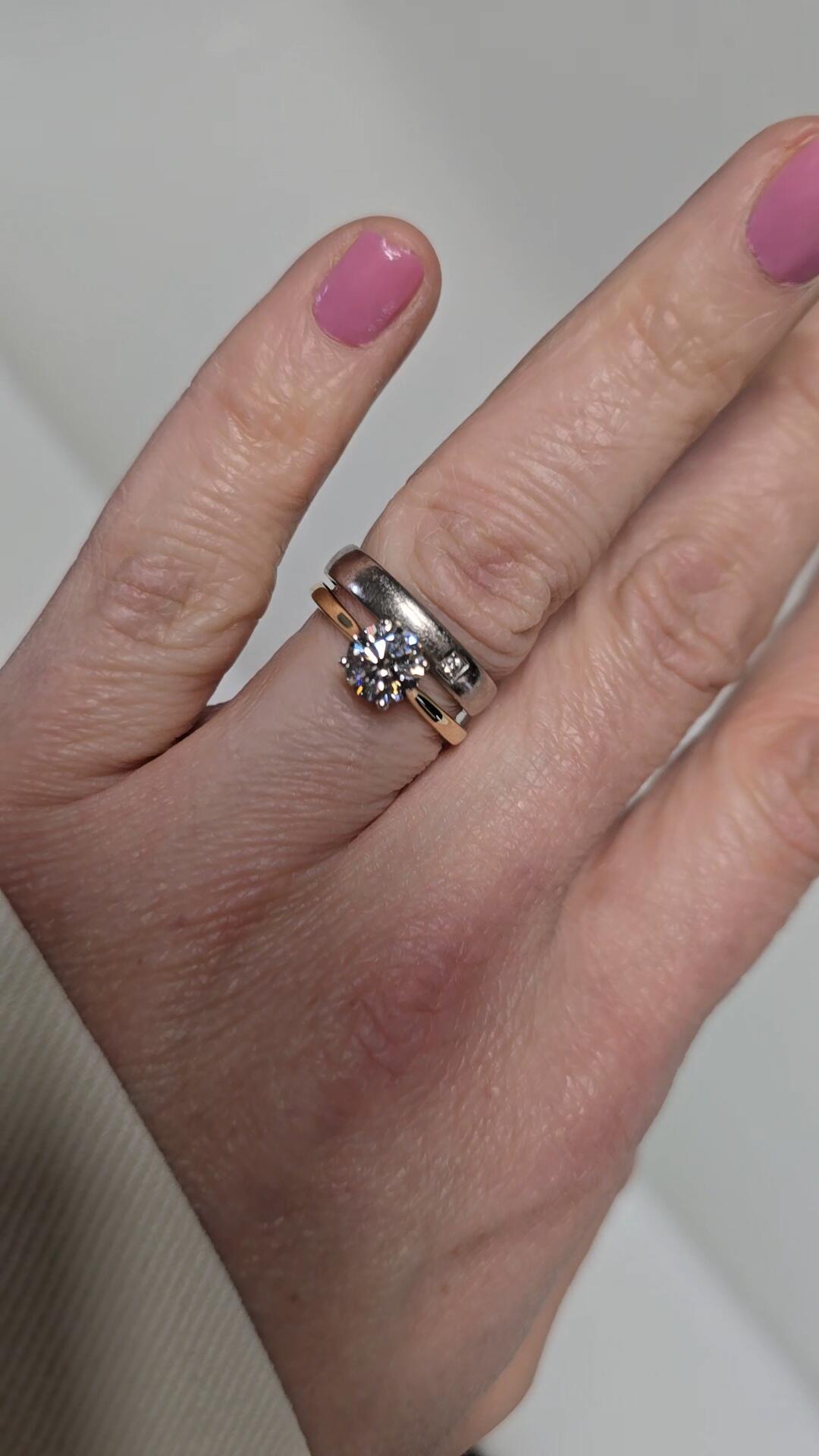 Klantfoto van Kim met haar solitaire verlovingsring