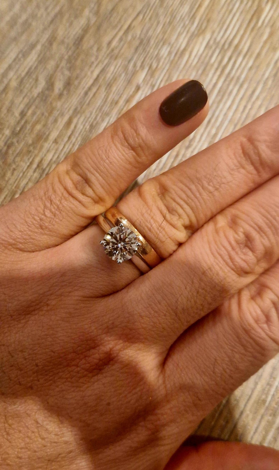 Klantfoto bij de review van Michiel: solitaire ring aan de hand