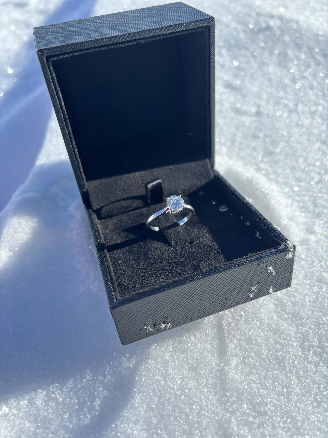 Klantfoto van Ricardo: solitaire ring in het Louèn-doosje in de sneeuw