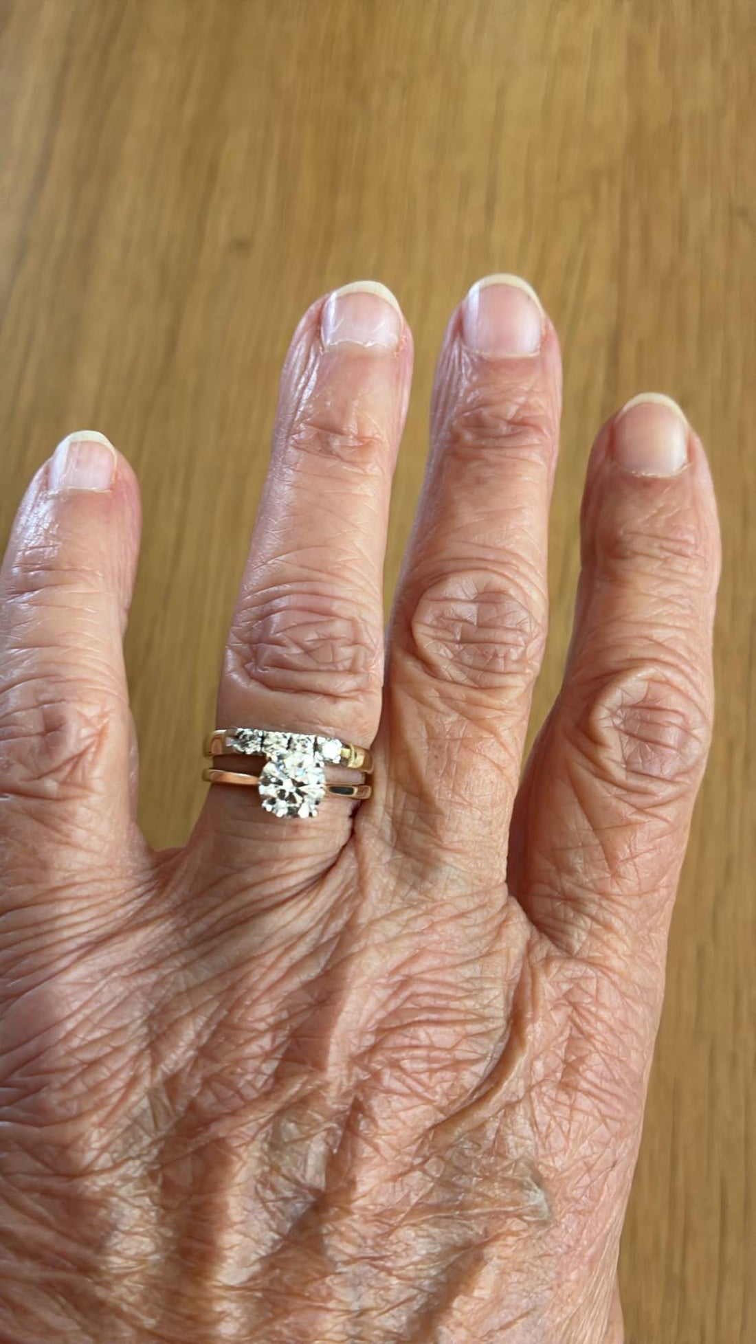 Klantfoto van Tineke met haar solitaire ring en aanschuifring