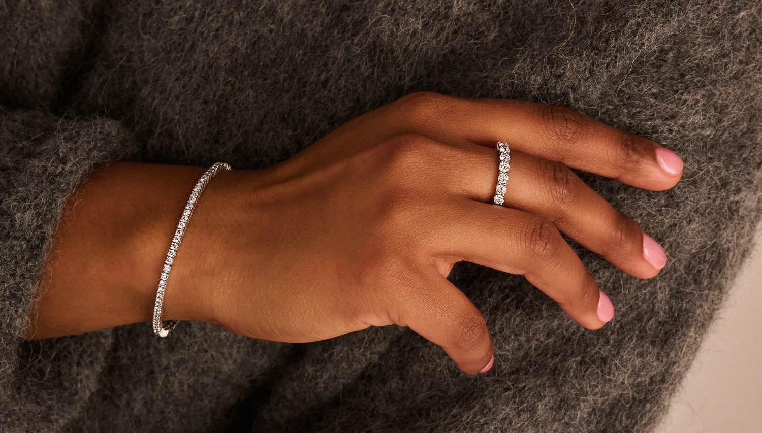 Louen Diamonds collectie armbanden header met tennisarmband en eternity ring op model