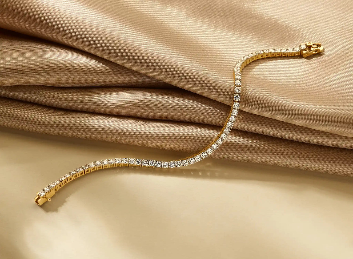 Louen Diamonds tennis armband 14 k goud met 4.6 ct diamant sfeerafbeelding liggend op fluweel