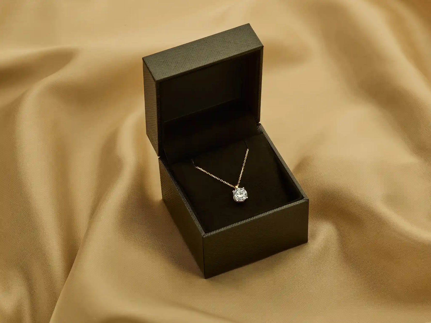 Louen Diamonds luxe verpakking voor colliers als cadeau dat klaar is om te geven