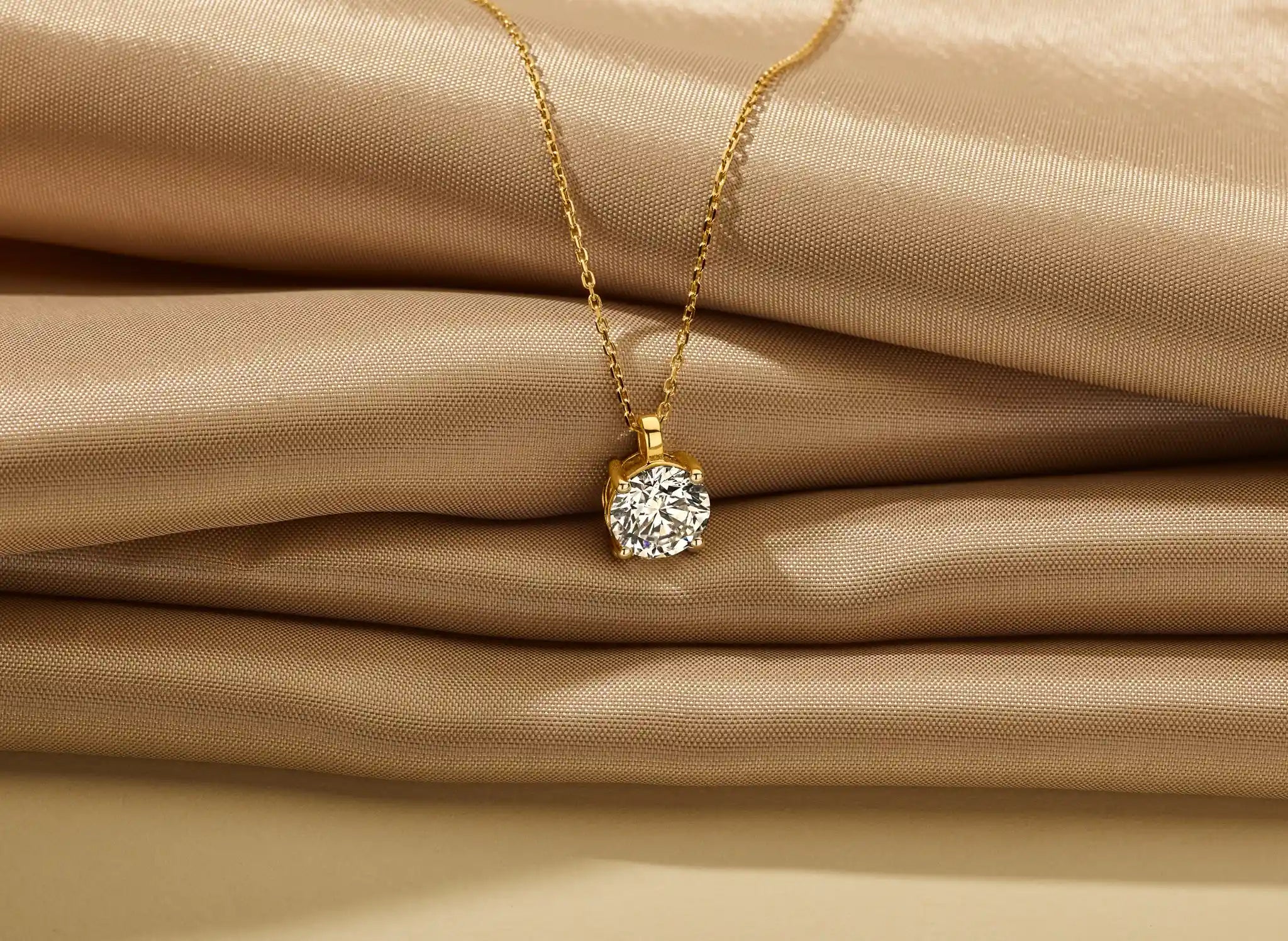 Louen Diamonds collier header met een 14 karaat geelgouden solitaire collier 2.5 ct diamant sfeerbeeld