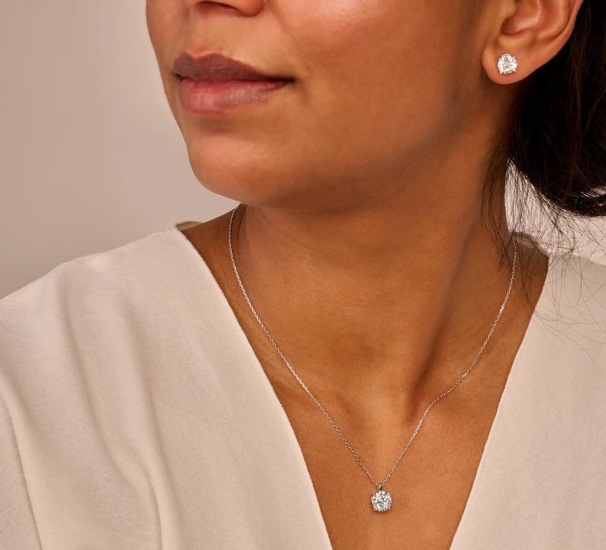 Louen diamonds ketting solitaire 14k witgoud met 2.0ct diamant op model gestyled en close up