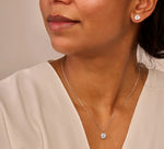 Louen diamonds ketting solitaire 14k witgoud met 2.0ct diamant op model gestyled en close up