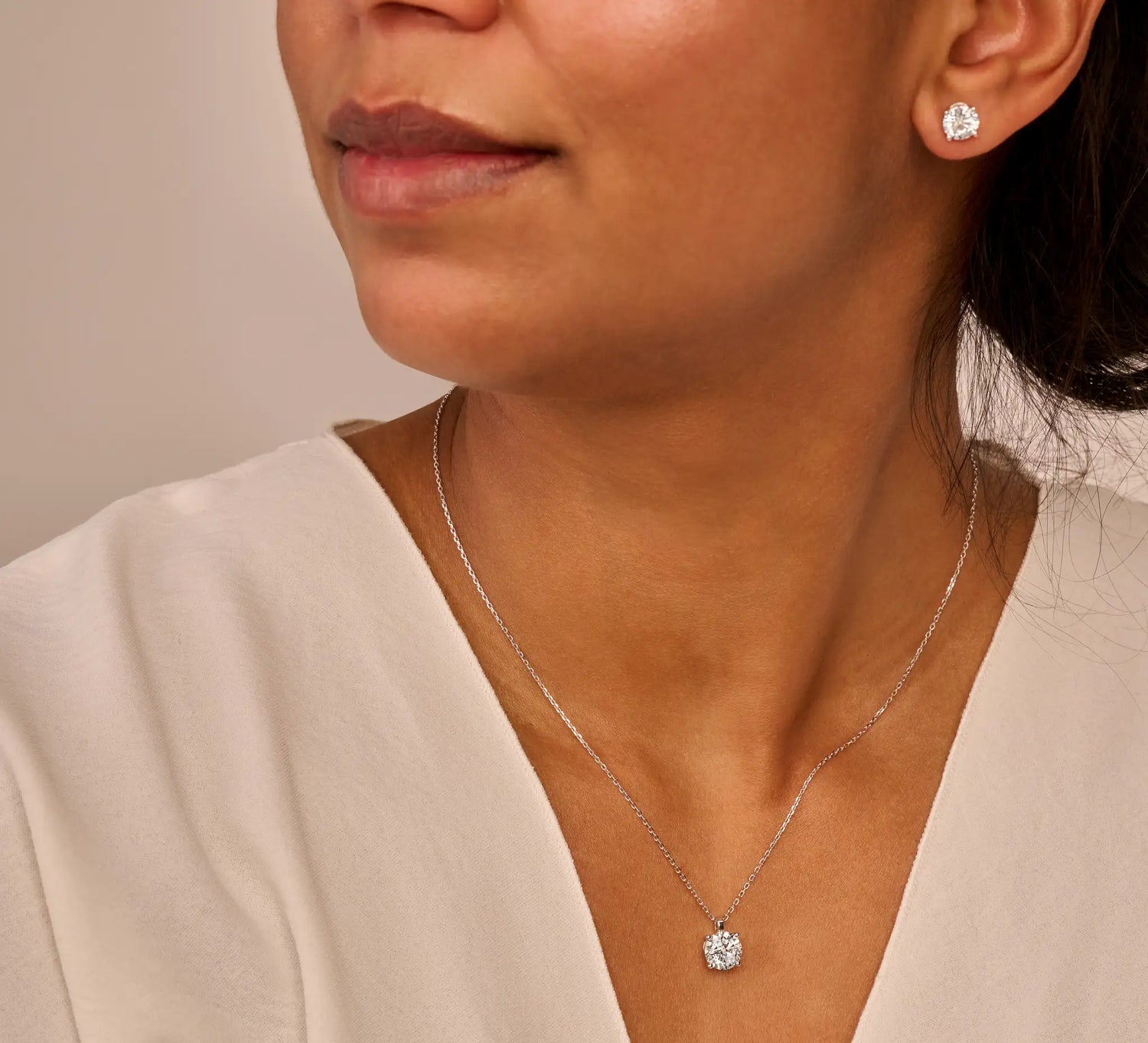 Louen diamonds ketting solitaire 14k witgoud met 2.0ct diamant op model gestyled en close up