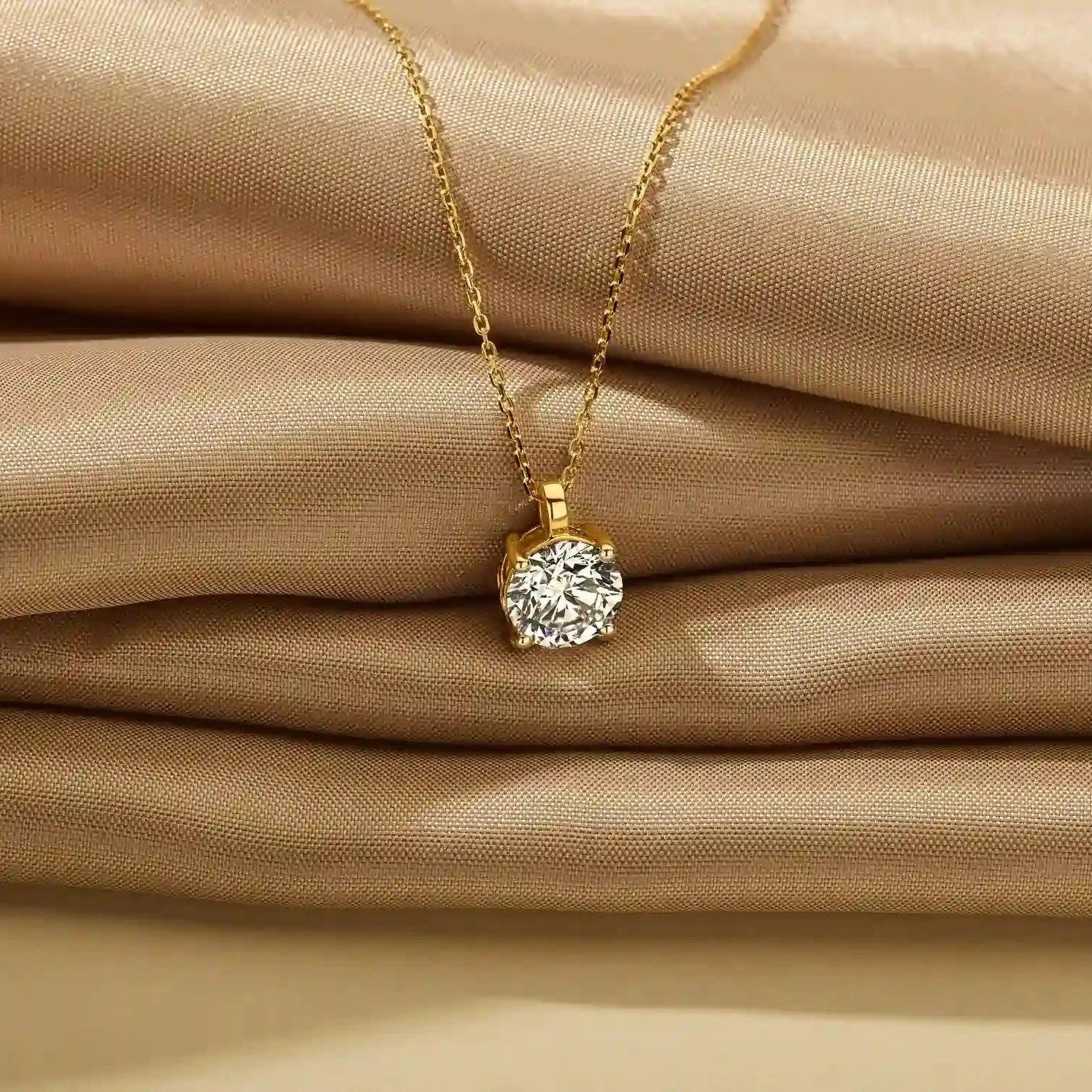 Geelgouden solitaire collier 2.2 ct lab-grown diamant, sfeer beeld op zachte bruine ondergrond