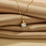 Geelgouden solitaire collier 2.2 ct lab-grown diamant, sfeer beeld op zachte bruine ondergrond